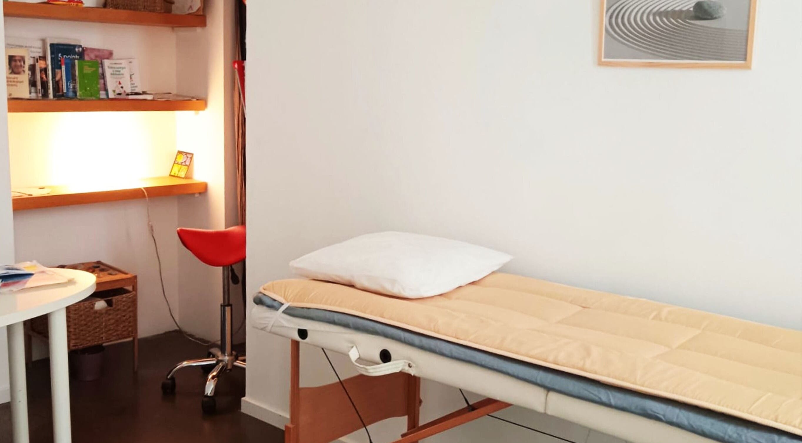 Salle de massage à Camzo Ayurvéda, Lyon, Auvergne-rhône-alpes, FR, avec table de soin et lumière apaisante.