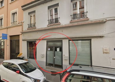 Entrée de Camzo Ayurvéda à Lyon, Auvergne-rhône-alpes, FR, avec façade moderne.
