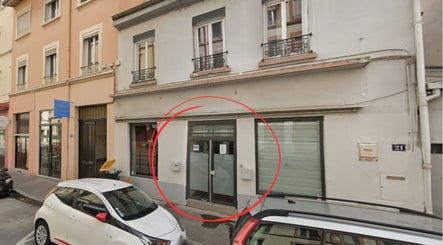 Entrée de Camzo Ayurvéda à Lyon, Auvergne-rhône-alpes, FR, avec façade moderne.
