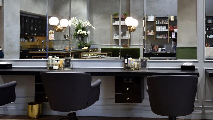 Intérieur moderne de Le 8ème, un salon à Casablanca, Casablanca-settat, MA, avec miroir et produits de beauté.