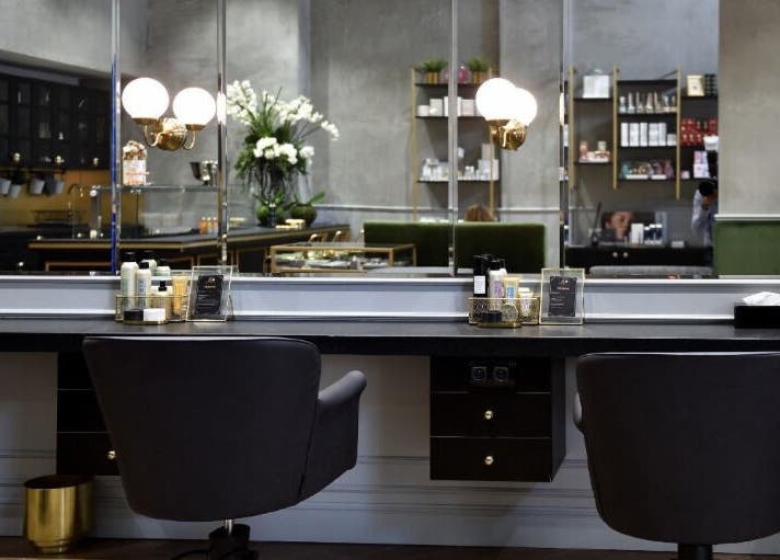 Intérieur moderne de Le 8ème, un salon à Casablanca, Casablanca-settat, MA, avec miroir et produits de beauté.