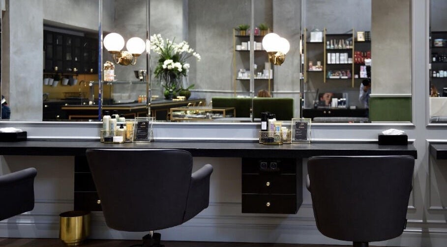 Intérieur moderne de Le 8ème, un salon à Casablanca, Casablanca-settat, MA, avec miroir et produits de beauté.