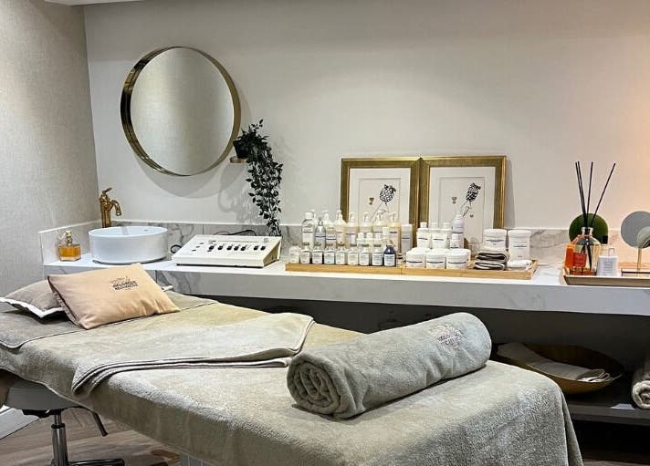 Salle de traitement élégante à Le 8ème, Casablanca, Casablanca-settat, MA, avec lit et produits de soins.