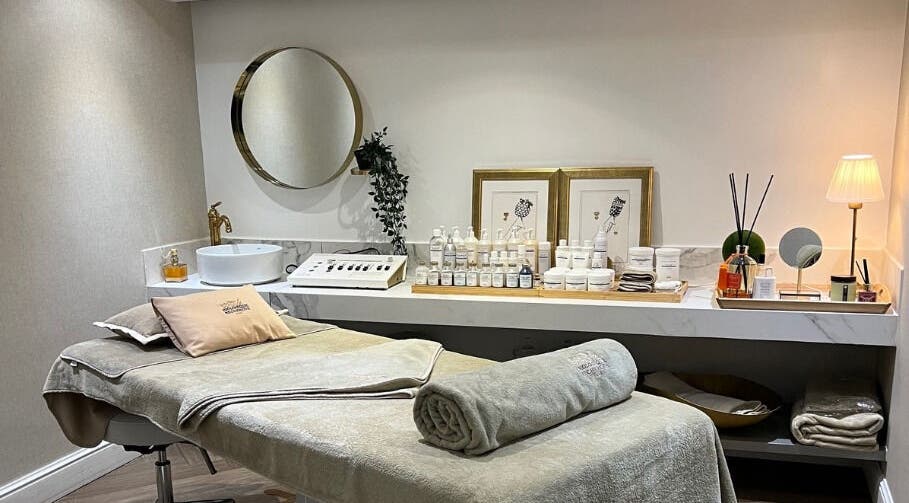 Salle de traitement élégante à Le 8ème, Casablanca, Casablanca-settat, MA, avec lit et produits de soins.