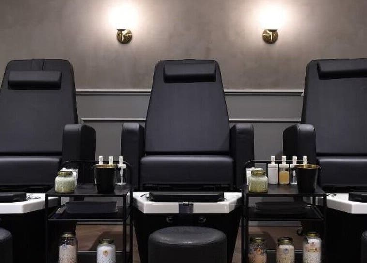 Chaises de spa élégantes à Le 8ème, Casablanca, Casablanca-settat, MA prêtent pour une relaxation suprême.