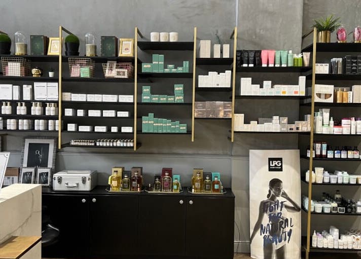 Étagères de produits beauté chez Le 8ème, Casablanca, Casablanca-settat, MA.
