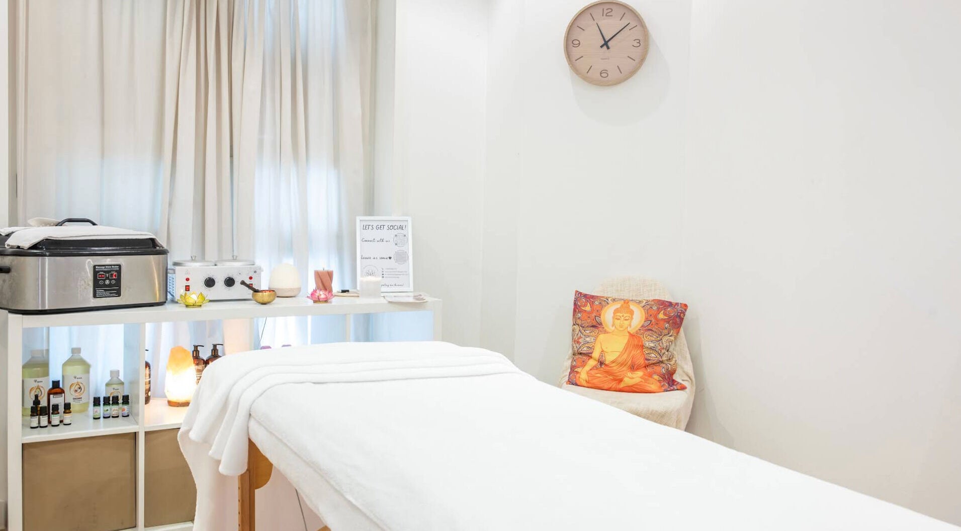 Massage room at Sy Relax Massage & Wellness in Amsterdam, Noord-Holland, NL with serene decor and treatment table.