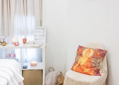 Relaxing massage room at Sy Relax Massage & Wellness, Amsterdam, Noord-Holland, NL, featuring calming decor.