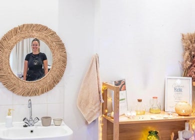 Mirror and decor at Sy Relax Massage & Wellness, Amsterdam, Noord-Holland, NL, showcasing serene ambiance.