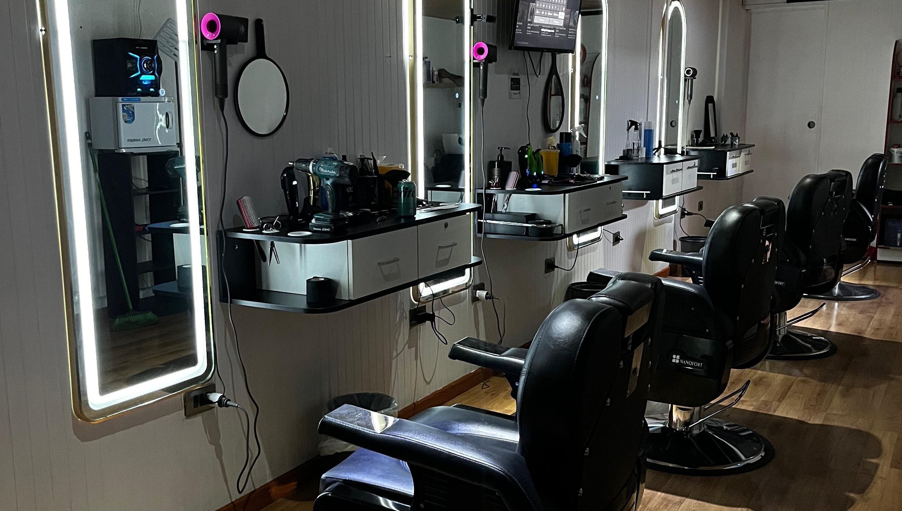 Interior moderno del salón de belleza en Essencial Estudio, Temuco, Araucanía, CL con estaciones de peinado elegantes.