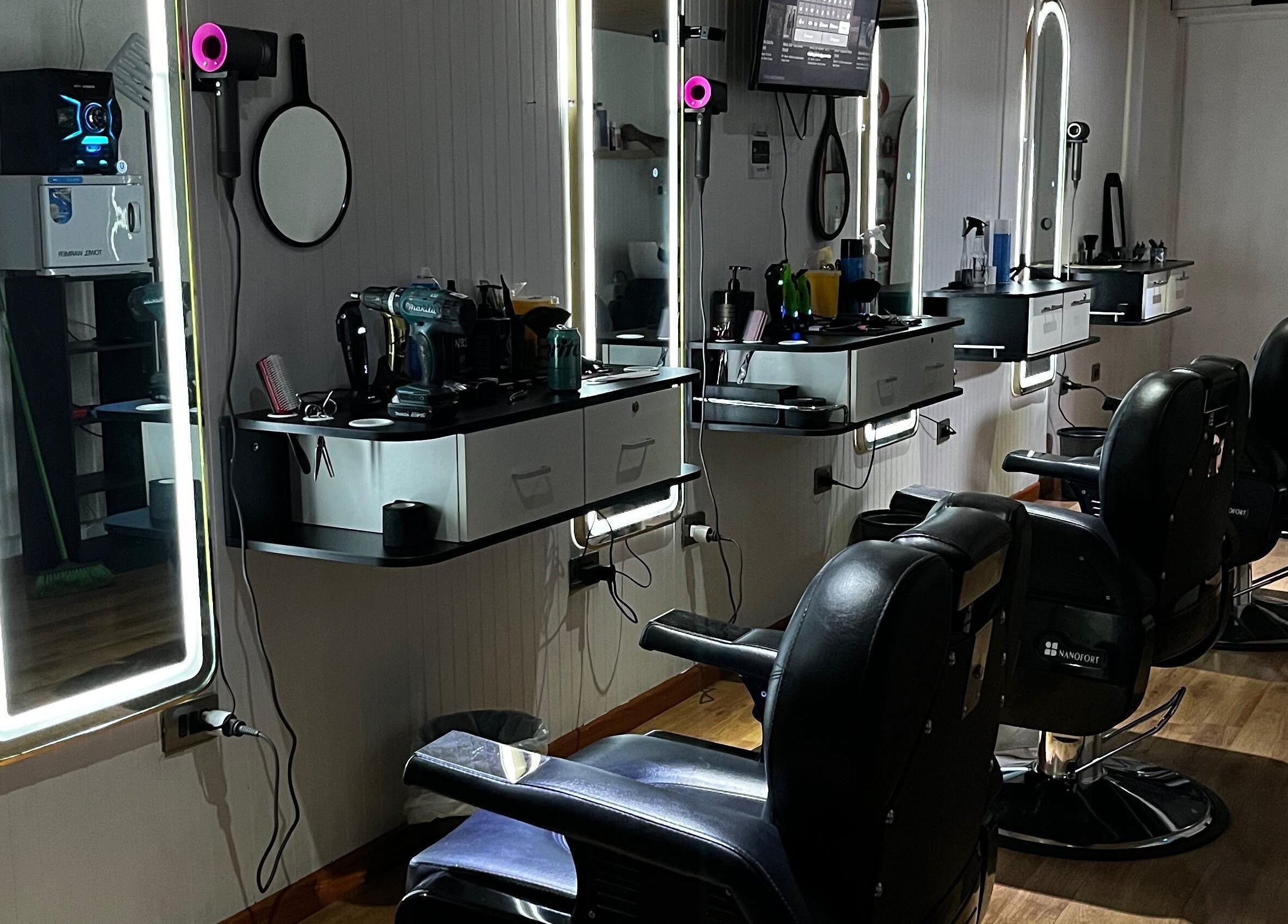 Interior moderno del salón de belleza en Essencial Estudio, Temuco, Araucanía, CL con estaciones de peinado elegantes.