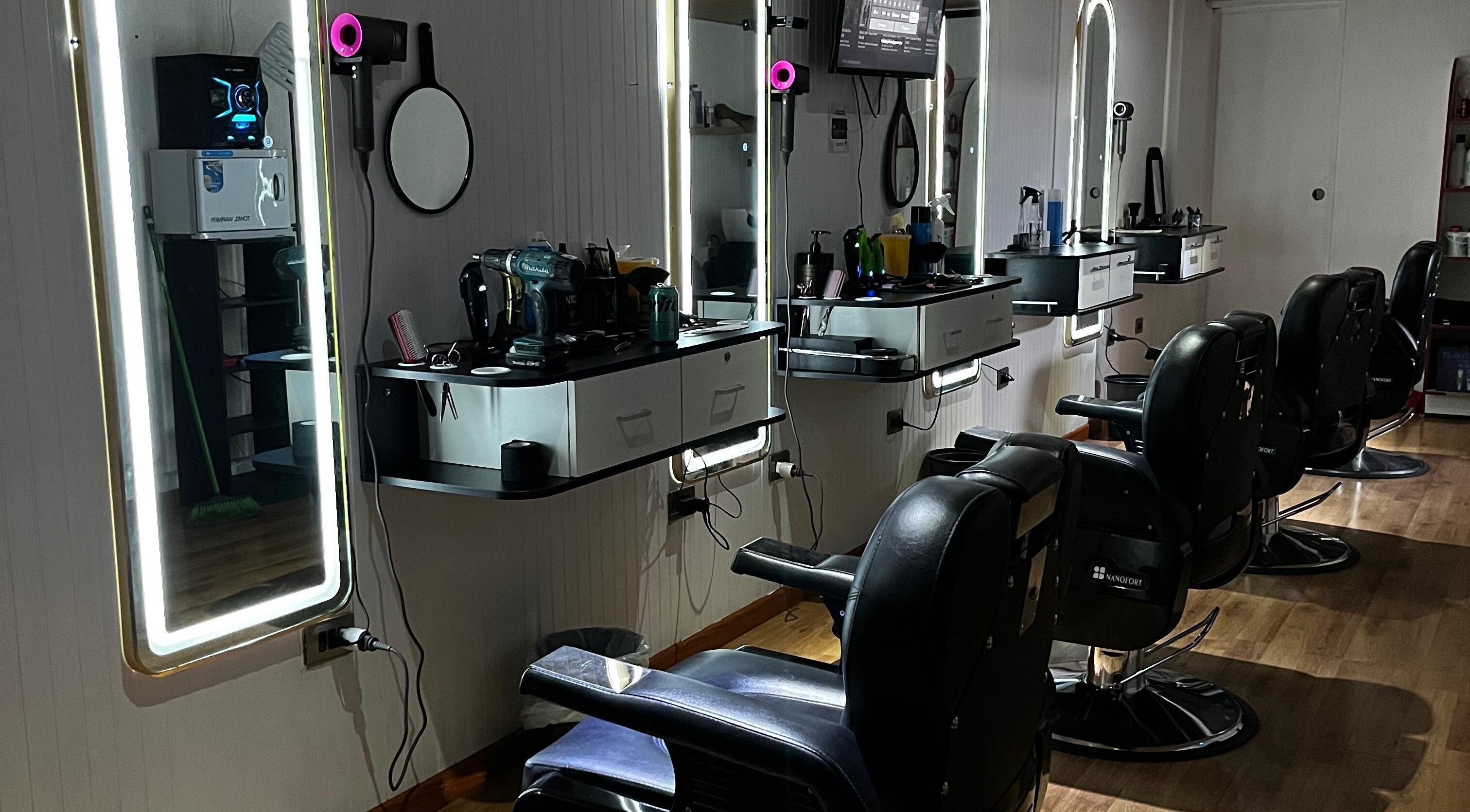 Interior moderno del salón de belleza en Essencial Estudio, Temuco, Araucanía, CL con estaciones de peinado elegantes.