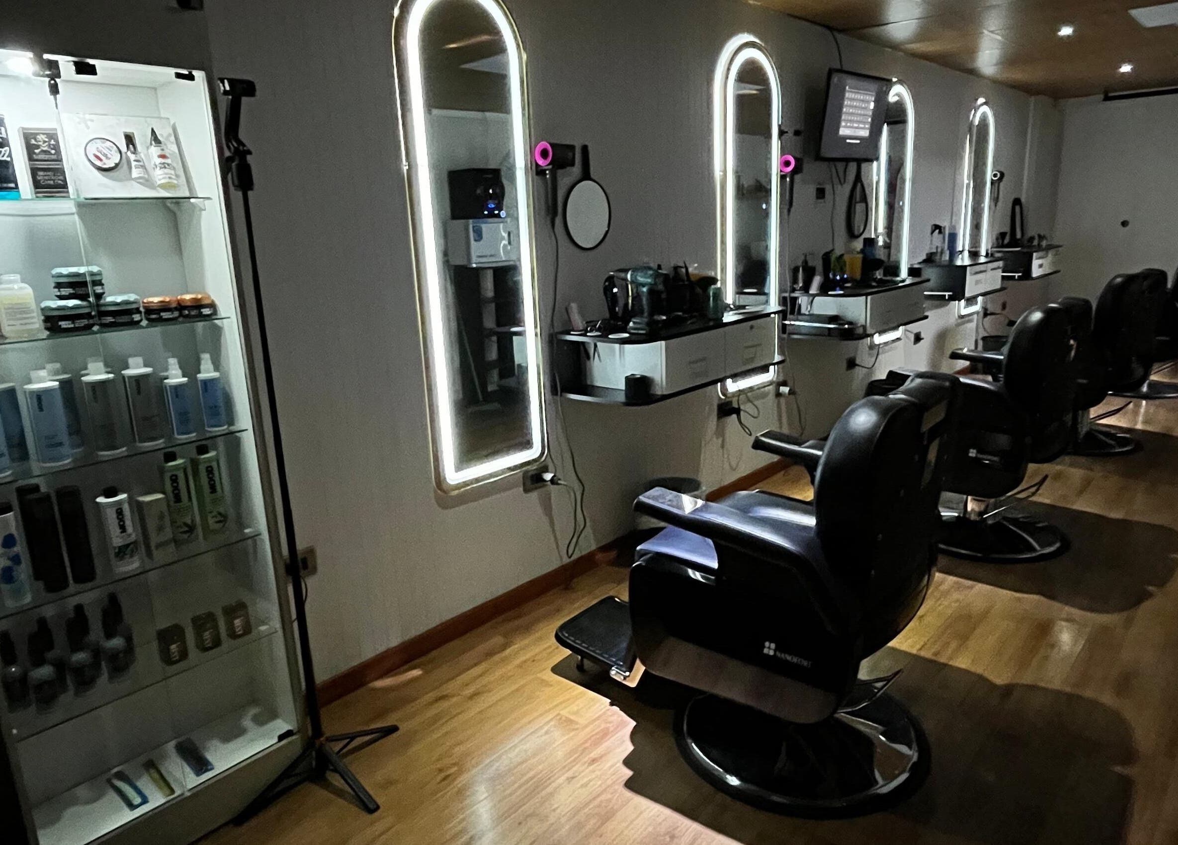 Interior moderno de Essencial Estudio en Temuco, Araucanía, CL, con sillas y productos de belleza.