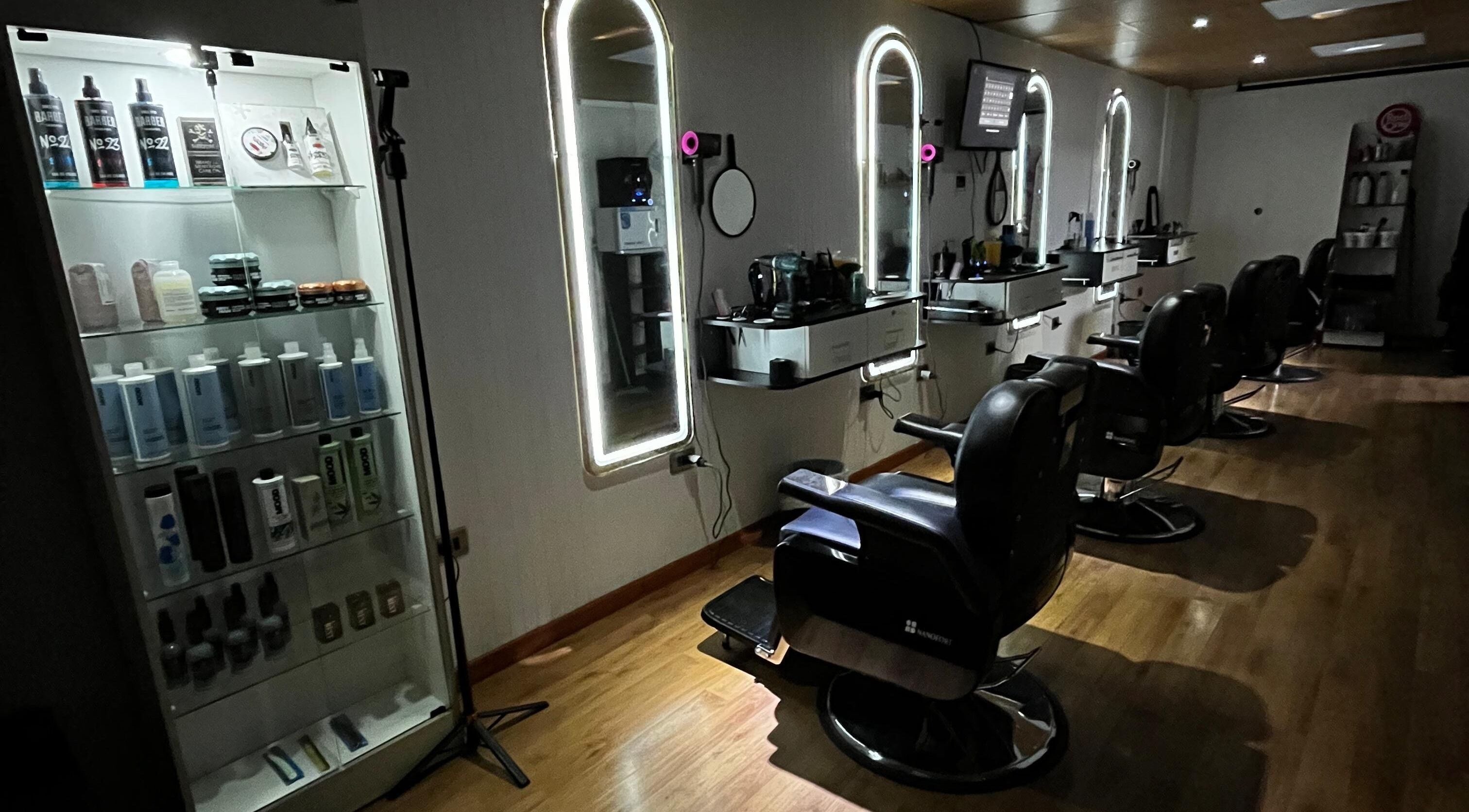 Interior moderno de Essencial Estudio en Temuco, Araucanía, CL, con sillas y productos de belleza.