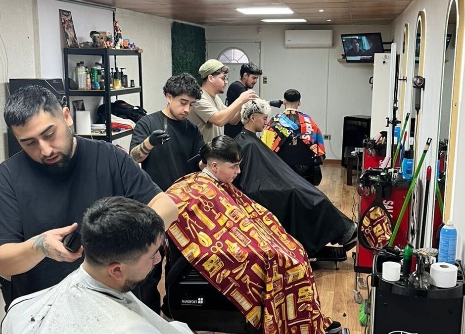 Clientes disfrutando cortes de cabello en Essencial Estudio, Temuco, Araucanía, CL.