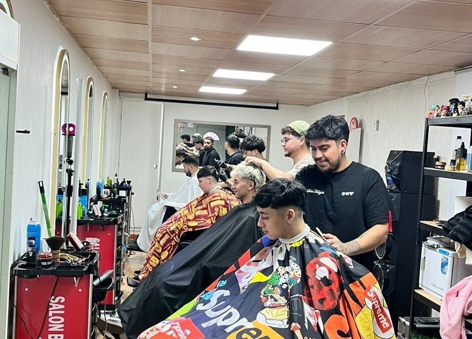Salón de cortes y estilo en Essencial Estudio, Temuco, Araucanía, CL con barberos trabajando en clientes.