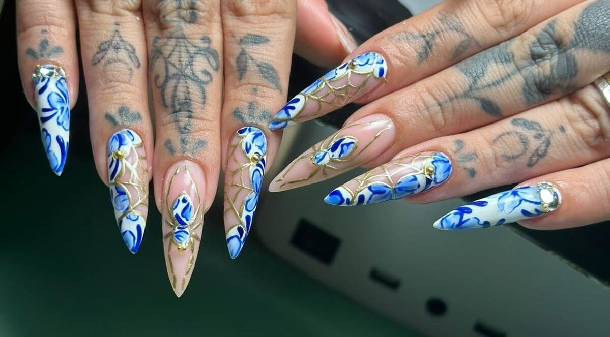 Design d'ongles sophistiqué avec motifs bleus et dorés chez Voné Julia, Altkirch, Grand Est, FR.