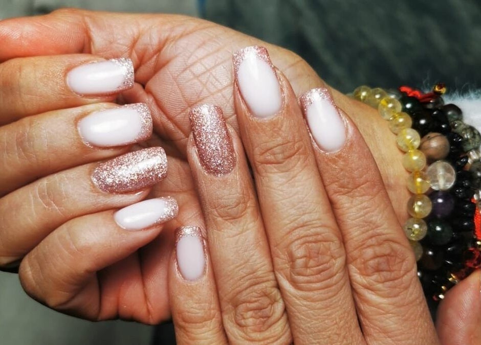 Manucure scintillante à Voné Julia, Altkirch, Grand Est, FR, mettant en valeur des ongles élégants et étincelants.