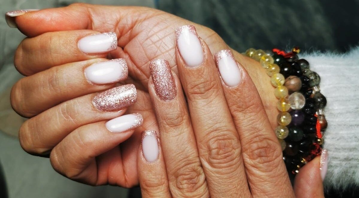 Manucure scintillante à Voné Julia, Altkirch, Grand Est, FR, mettant en valeur des ongles élégants et étincelants.