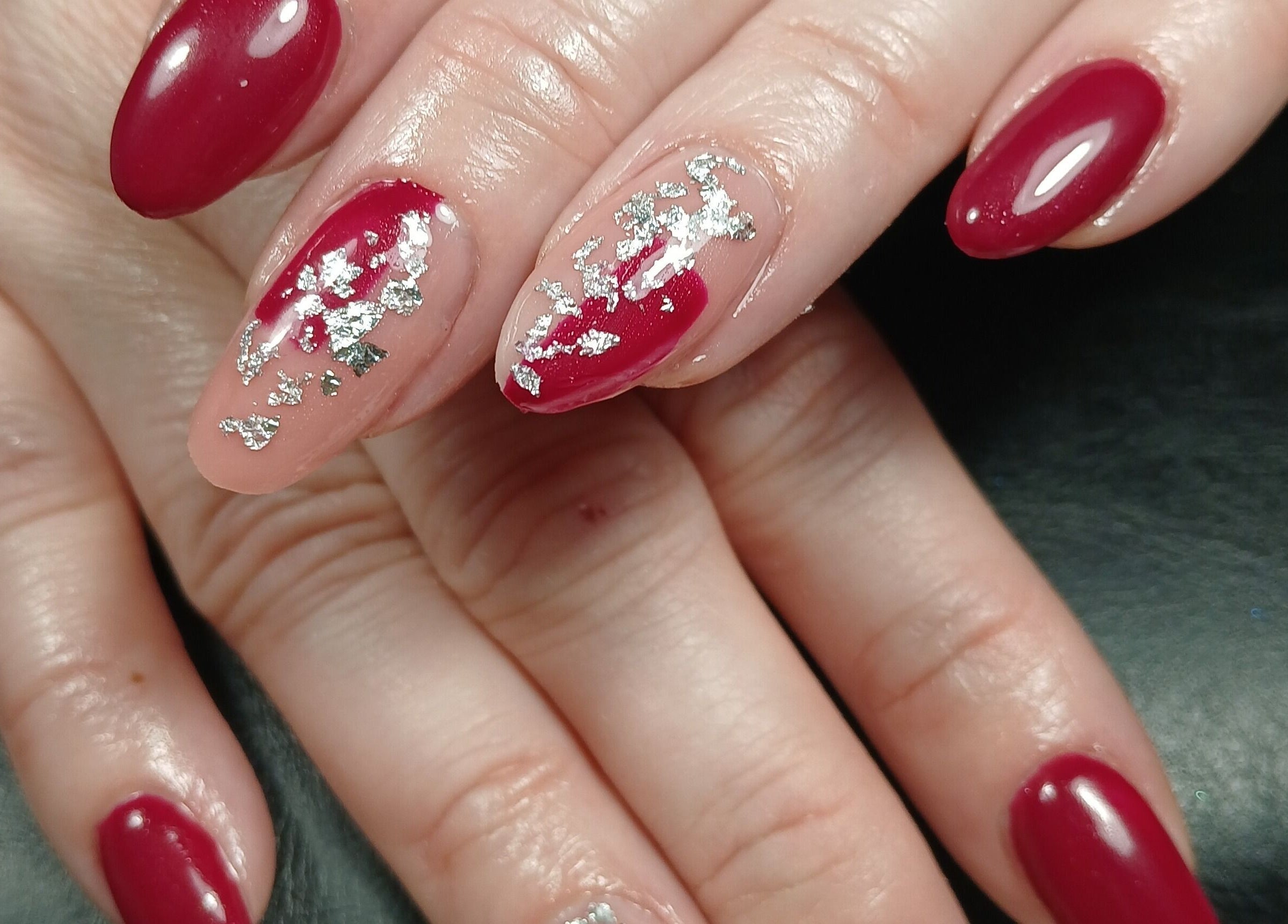 Nail art élégant en rouge et argent chez Voné Julia, Altkirch, Grand Est, FR.