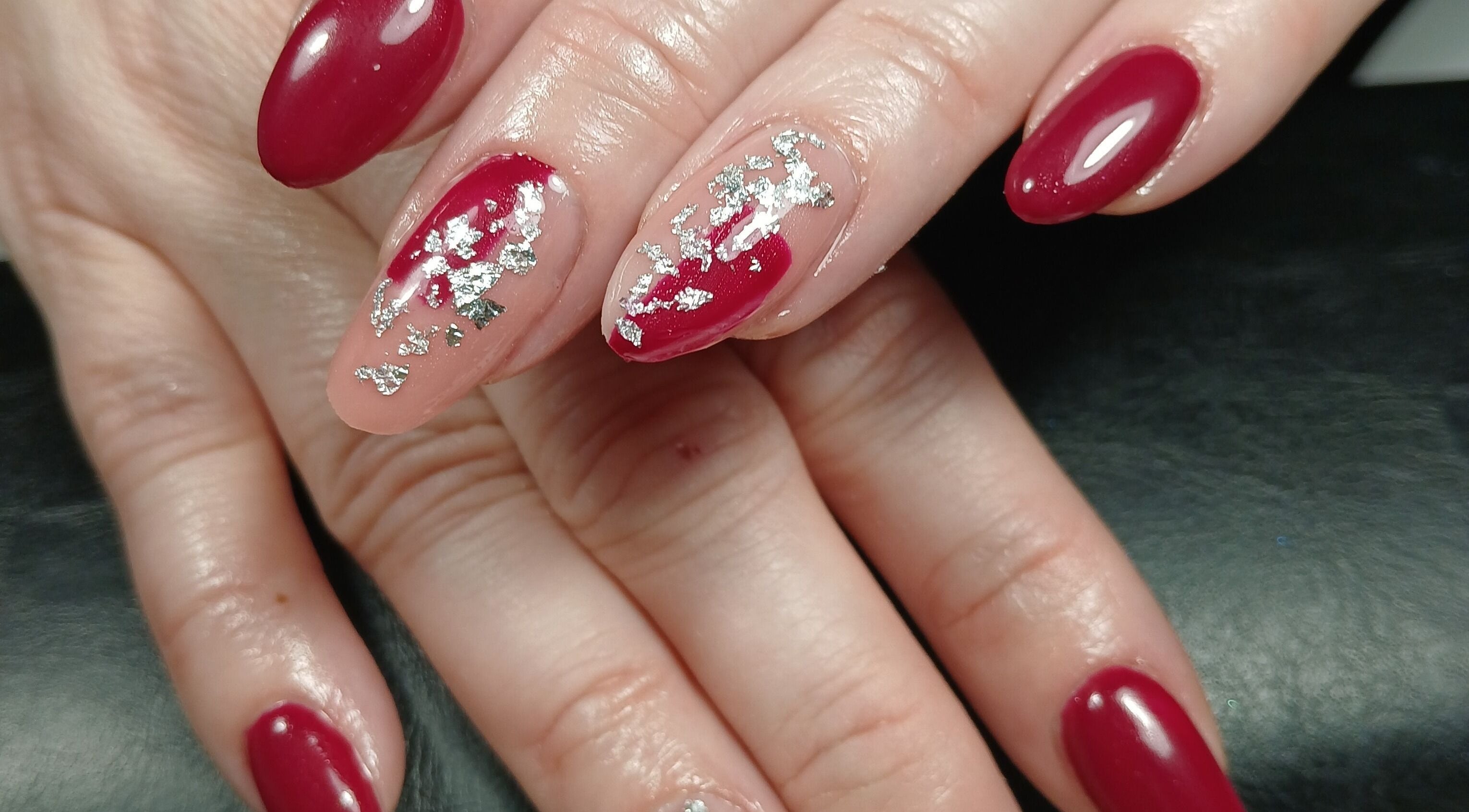 Nail art élégant en rouge et argent chez Voné Julia, Altkirch, Grand Est, FR.