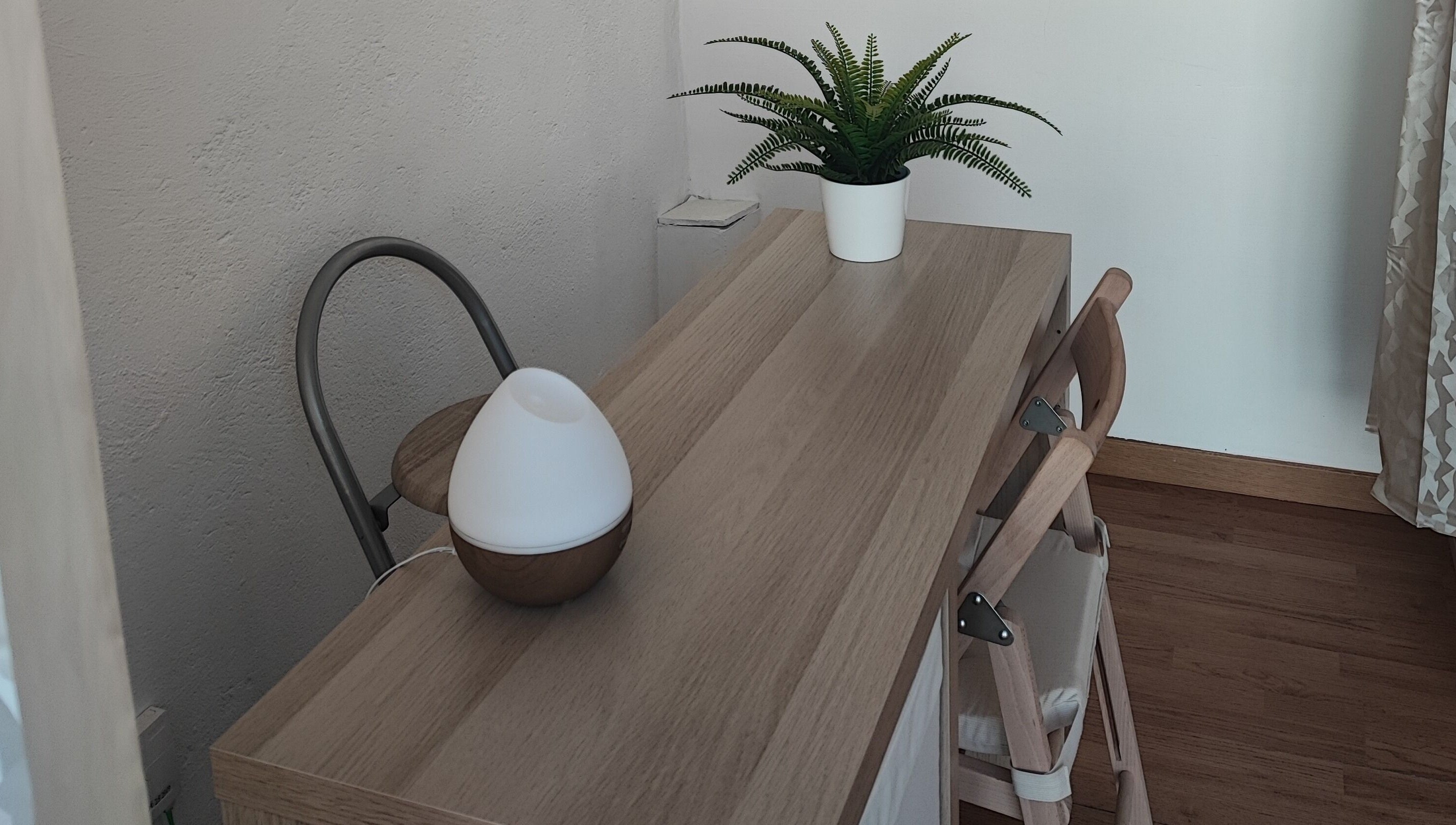 Mesa minimalista con decoración en Mineral Esthetic Calella, Calella, Catalunya, ES.