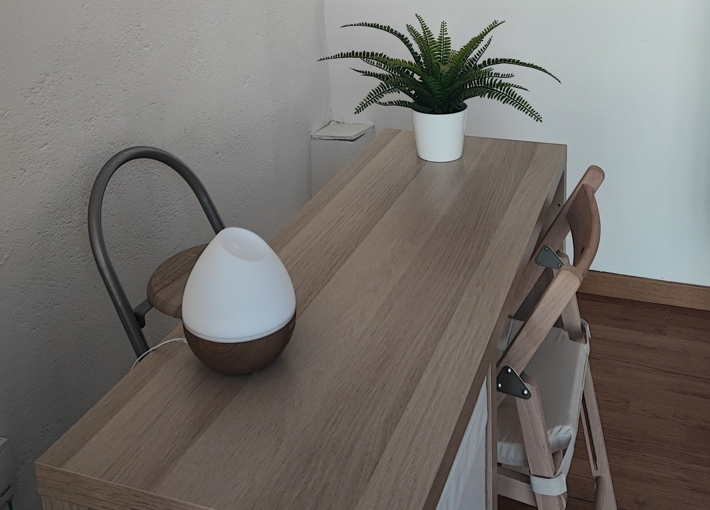 Mesa minimalista con decoración en Mineral Esthetic Calella, Calella, Catalunya, ES.