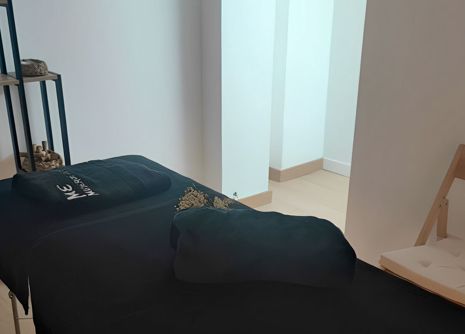 Sala de tratamientos en Mineral Esthetic Calella, ubicada en Calella, Catalunya, ES. Ambiente relajante y acogedor.