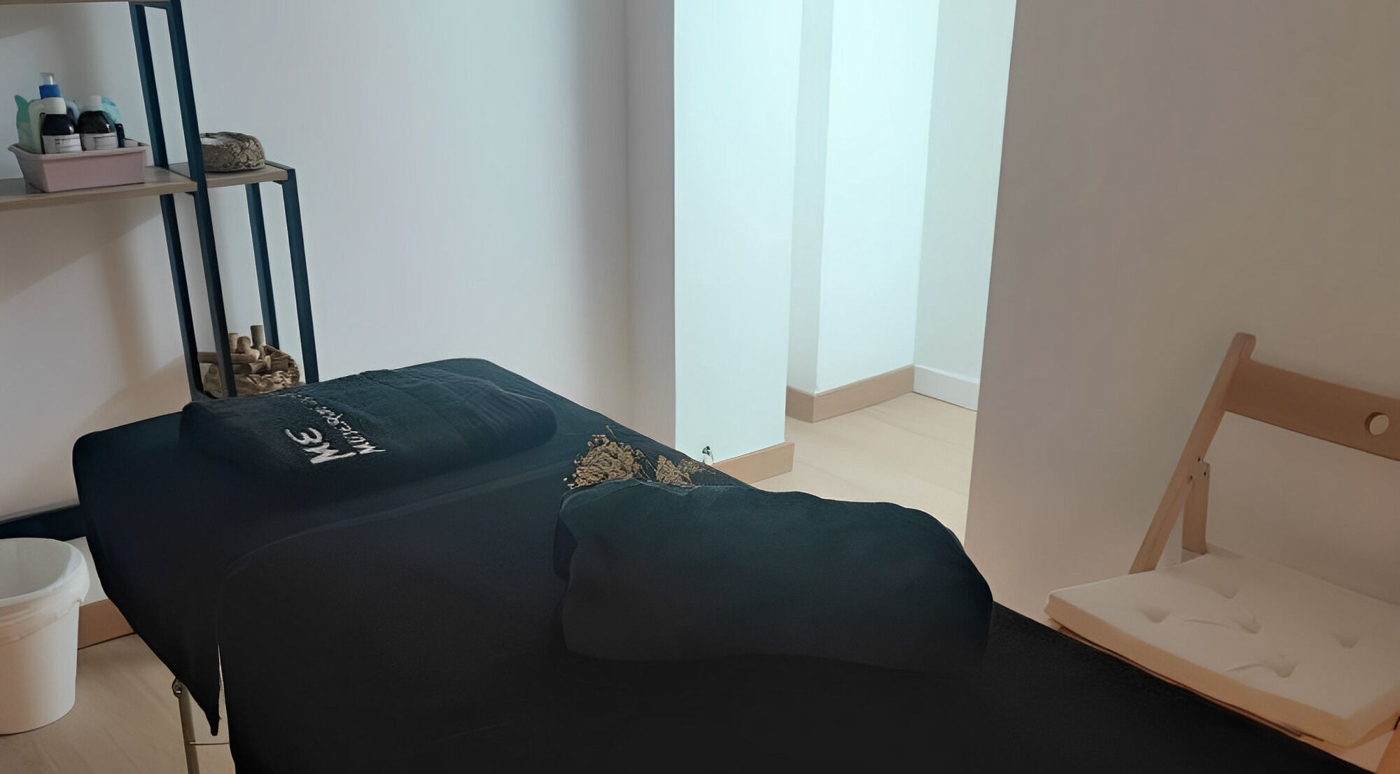 Sala de tratamientos en Mineral Esthetic Calella, ubicada en Calella, Catalunya, ES. Ambiente relajante y acogedor.