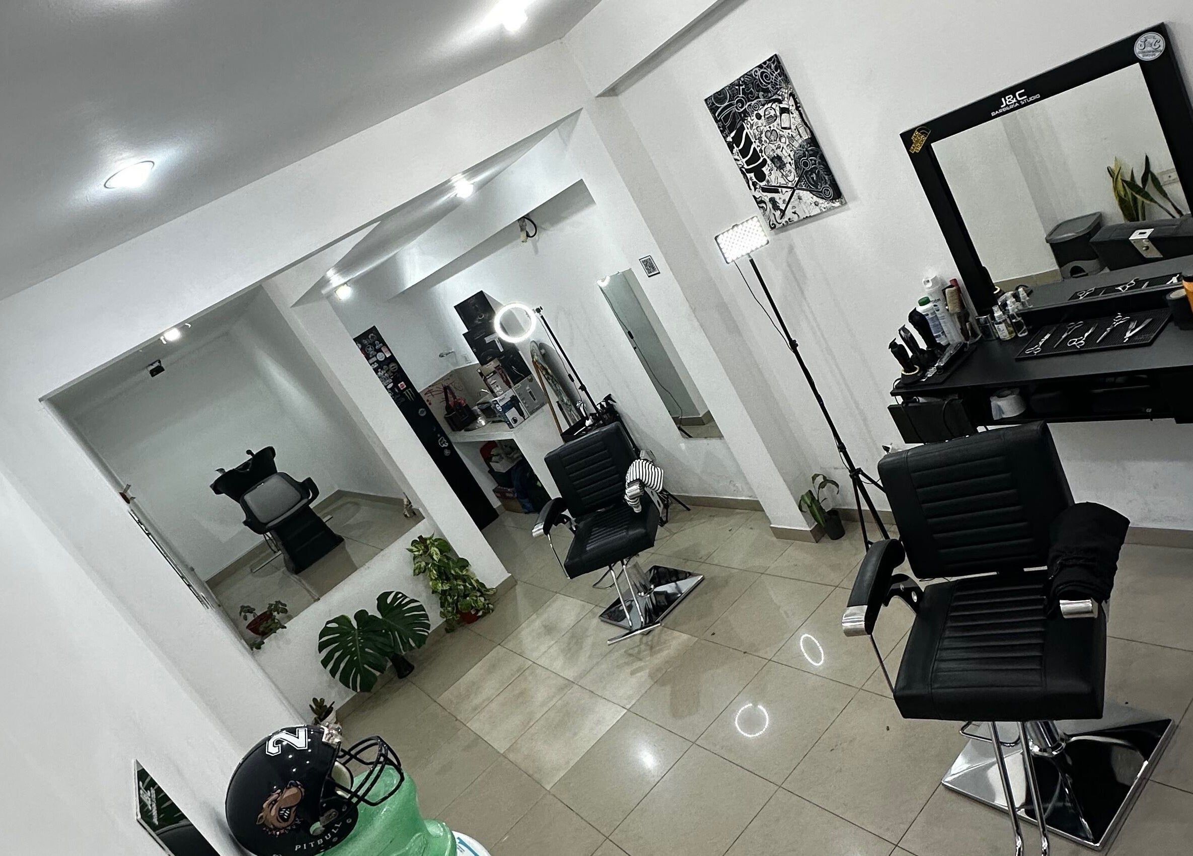 Elegante interior de Jyc Studio en La Plata, Provincia De Buenos Aires, AR, con sillas y estaciones estilo moderno.