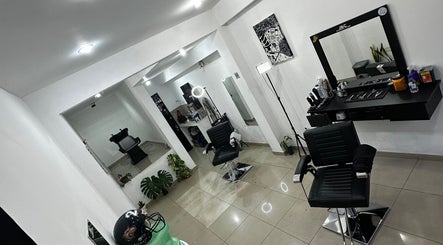 Elegante interior de Jyc Studio en La Plata, Provincia De Buenos Aires, AR, con sillas y estaciones estilo moderno.