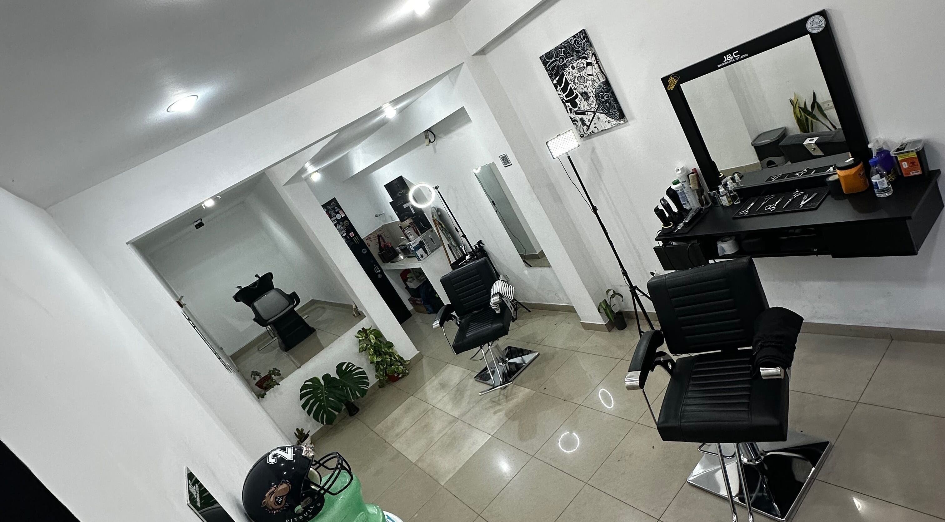 Elegante interior de Jyc Studio en La Plata, Provincia De Buenos Aires, AR, con sillas y estaciones estilo moderno.