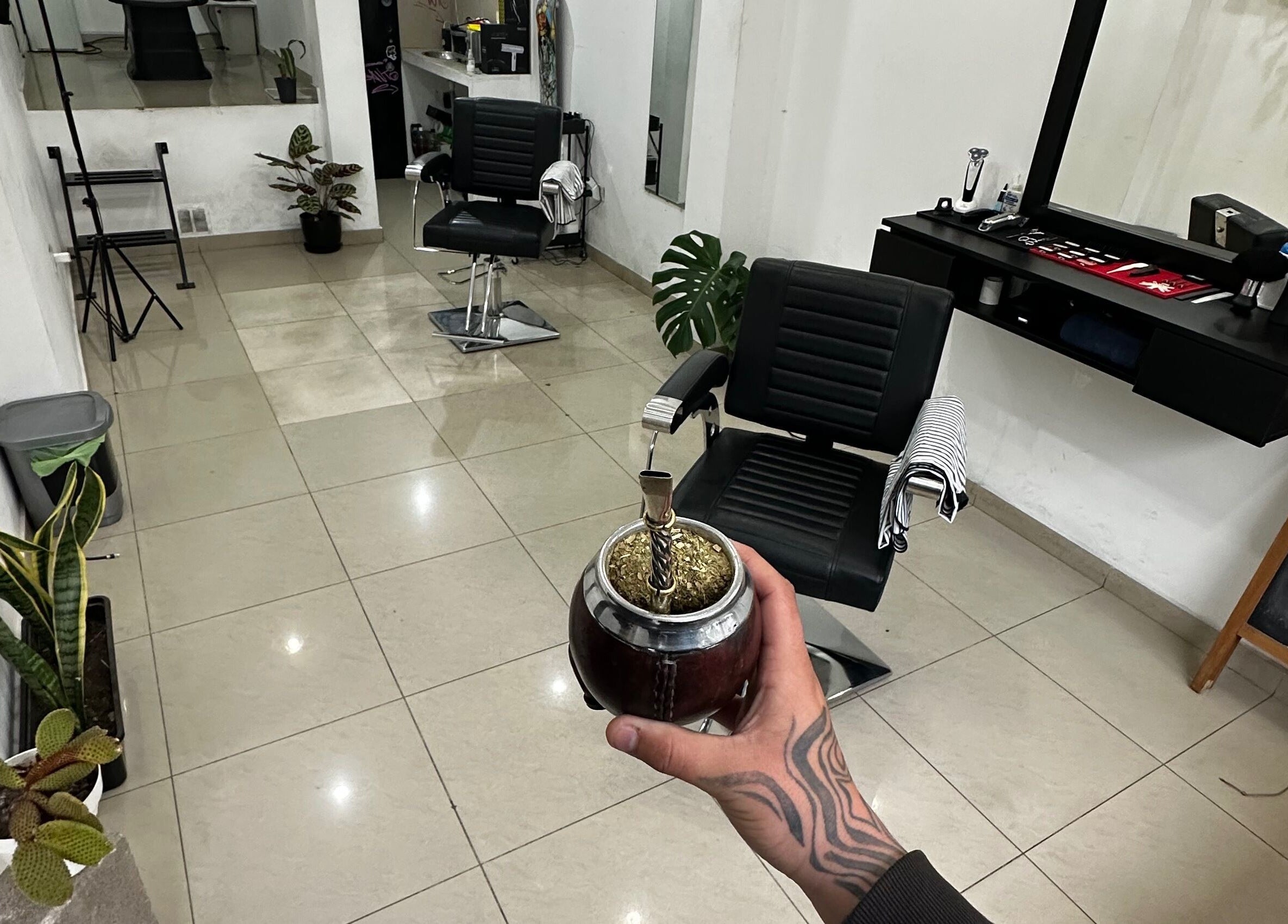 Interior de Jyc Studio en La Plata, Provincia De Buenos Aires, AR, con sillas de barbería y decoración moderna.