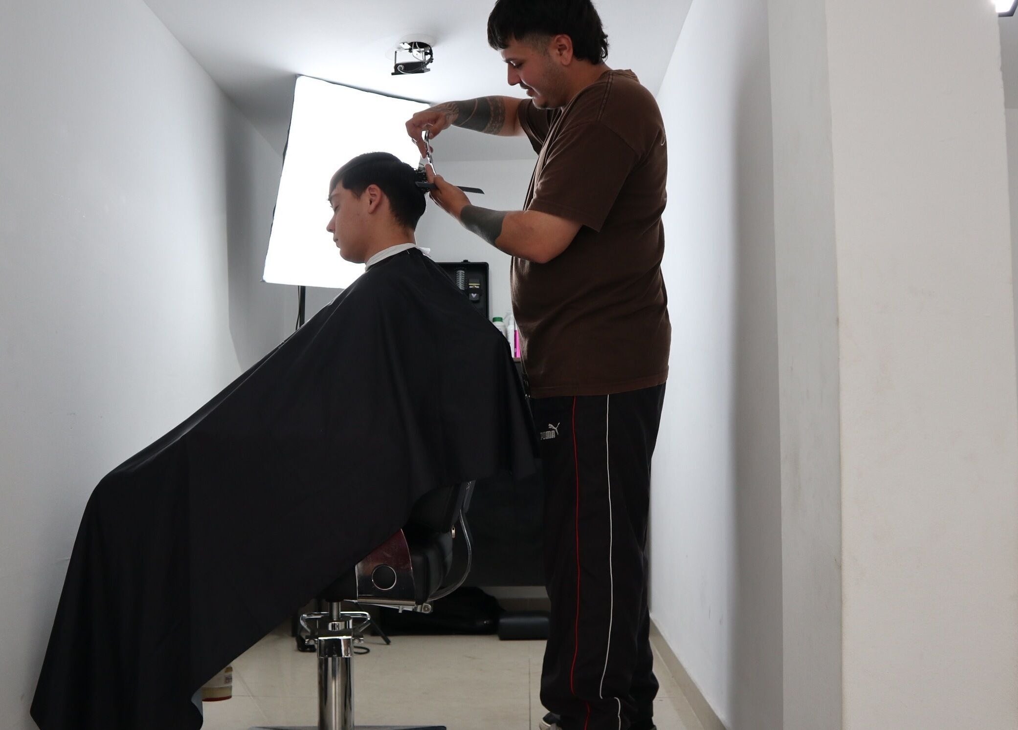 Cliente recibiendo corte de cabello en Jyc Studio, La Plata, Provincia De Buenos Aires, AR.