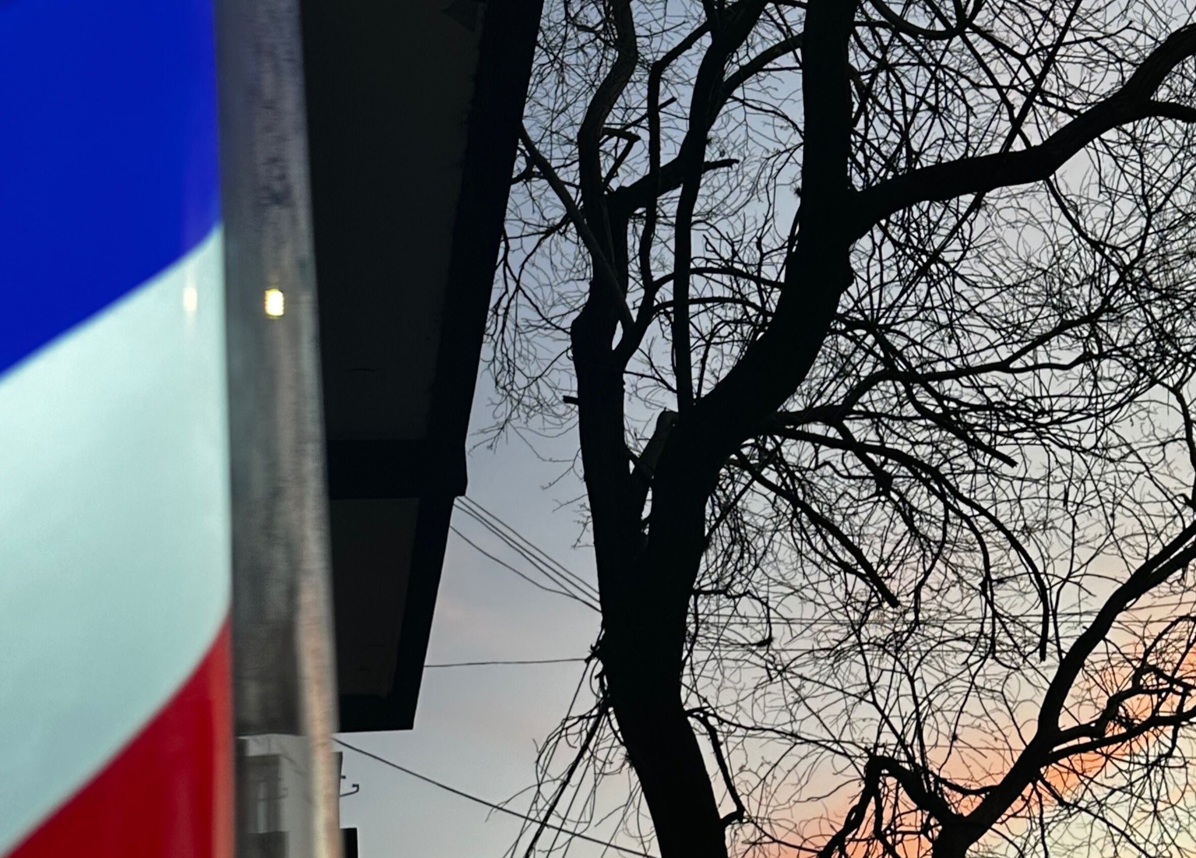 Vista de Jyc Studio al atardecer en La Plata, Provincia De Buenos Aires, AR, resaltando señal de barbería.