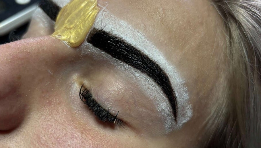Perfect gestylede wenkbrauwen bij Beauty house by Nirvana, 's-Hertogenbosch, Noord-Brabant, NL.