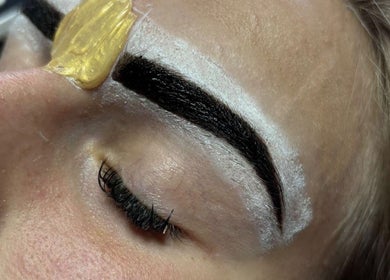 Perfect gestylede wenkbrauwen bij Beauty house by Nirvana, 's-Hertogenbosch, Noord-Brabant, NL.