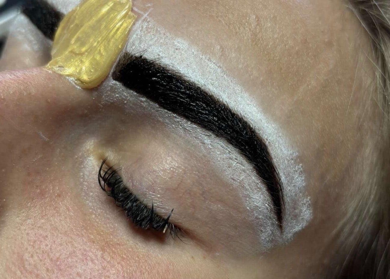 Perfect gestylede wenkbrauwen bij Beauty house by Nirvana, 's-Hertogenbosch, Noord-Brabant, NL.