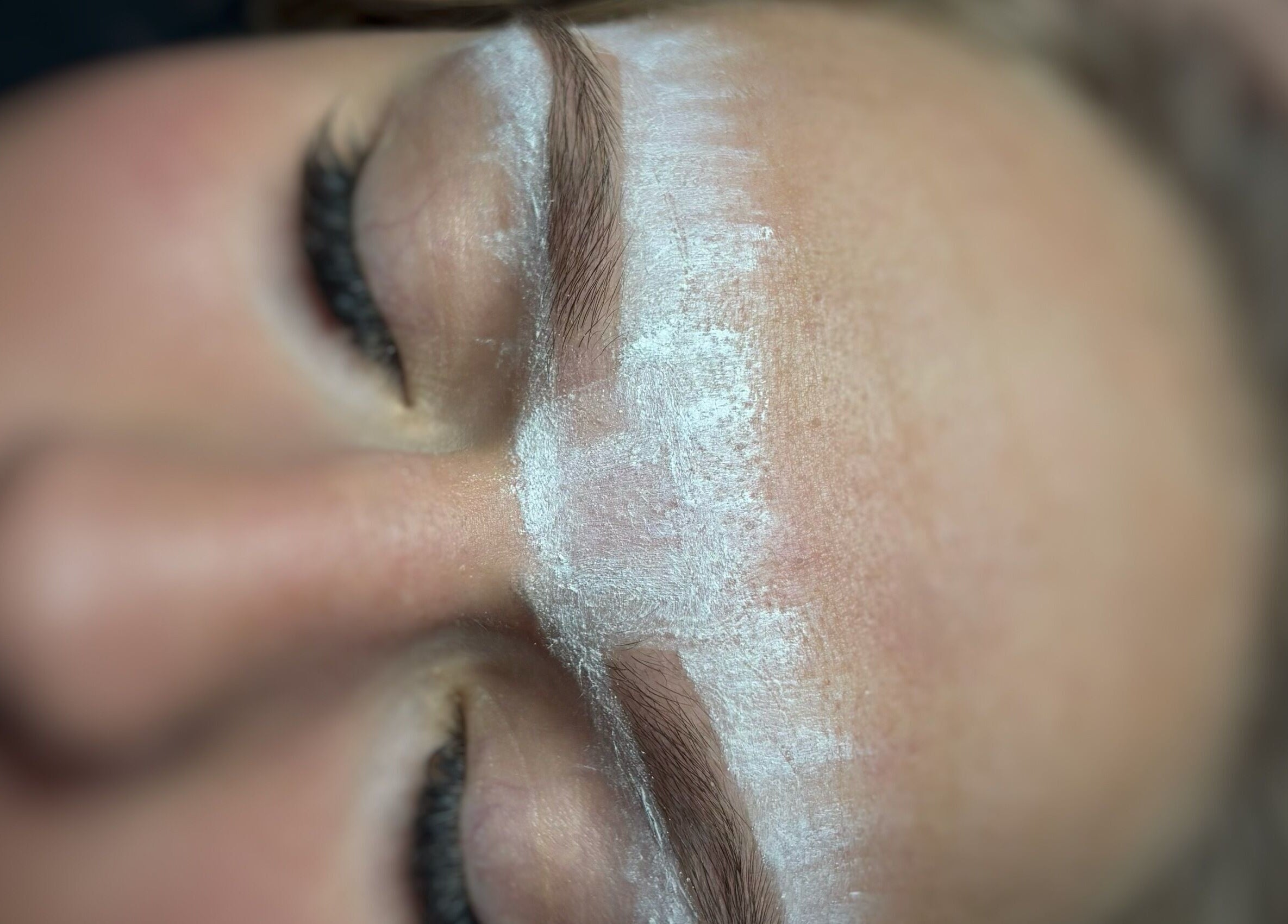 Wenkbrauw behandeling bij Beauty house by Nirvana in 's-hertogenbosch, Noord-brabant, NL voor perfecte boog.