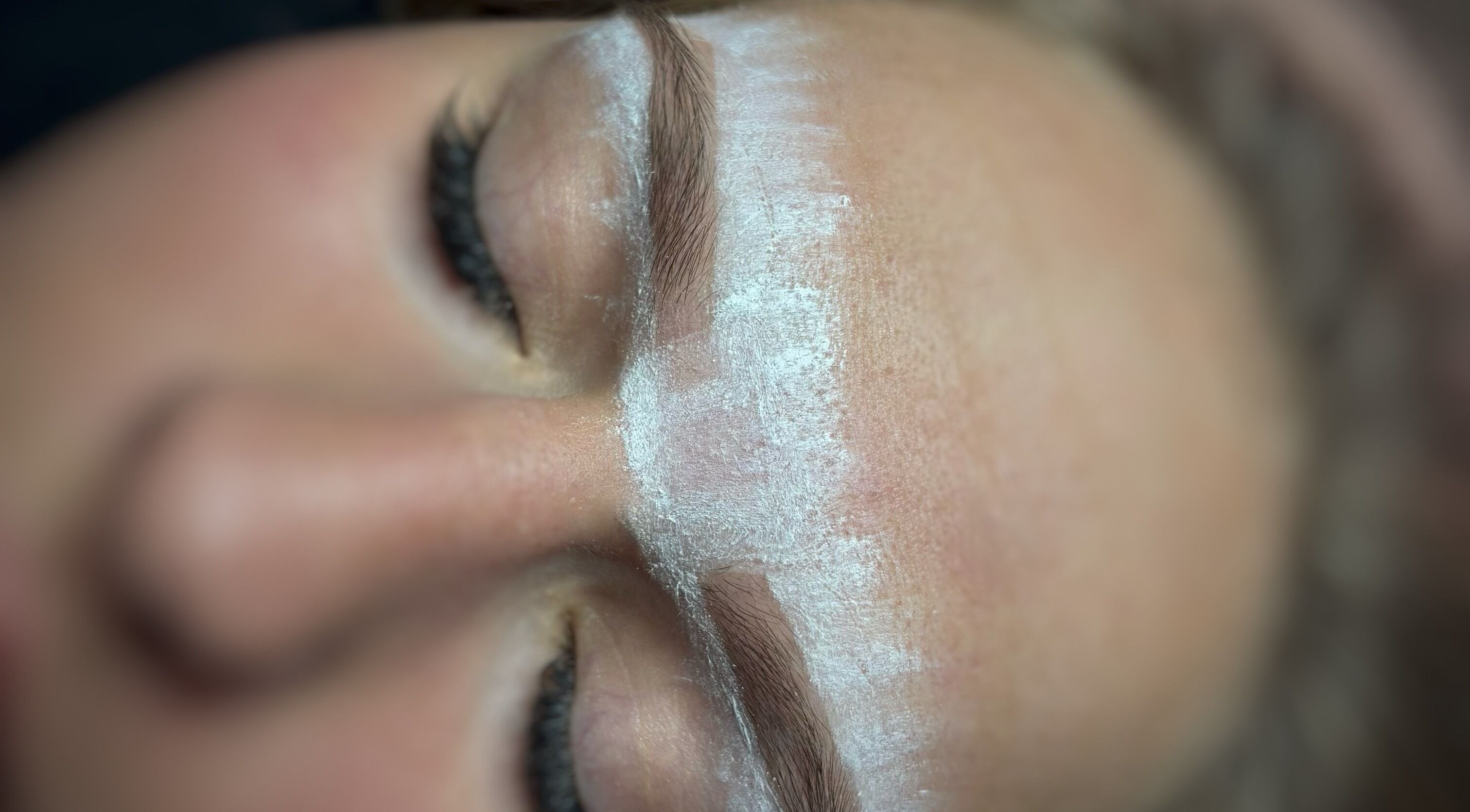 Wenkbrauw behandeling bij Beauty house by Nirvana in 's-hertogenbosch, Noord-brabant, NL voor perfecte boog.