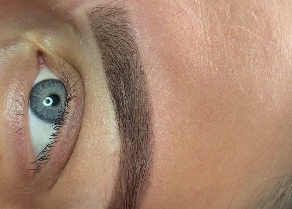 Close-up van zorgvuldig gevormde wenkbrauwen bij Beauty house by Nirvana, 's-Hertogenbosch, Noord-brabant, NL.