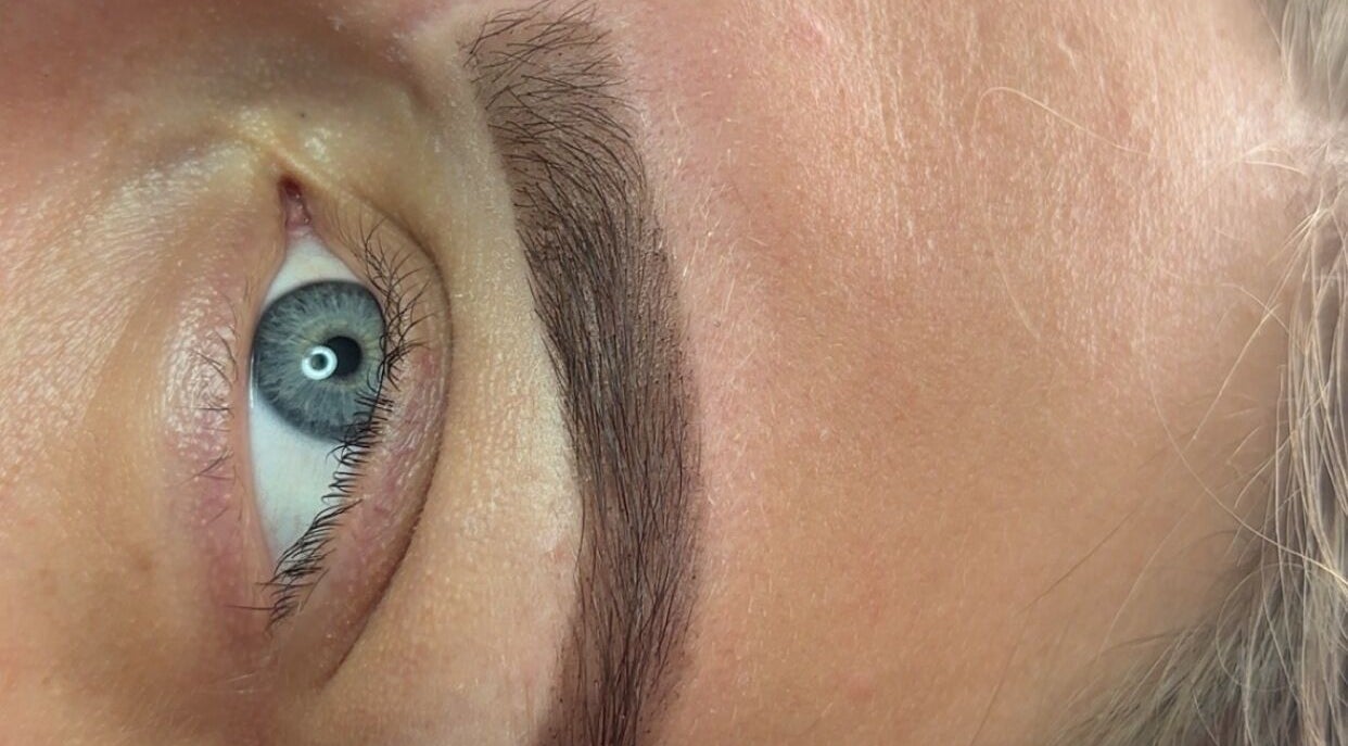 Close-up van zorgvuldig gevormde wenkbrauwen bij Beauty house by Nirvana, 's-Hertogenbosch, Noord-brabant, NL.