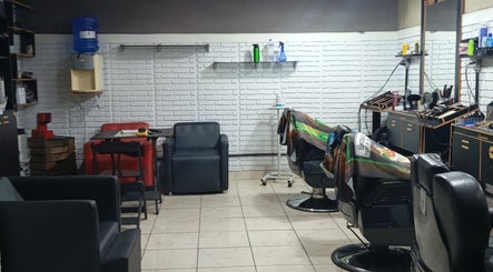 Interior moderno da Barabearia 24 de Fevereiro em São Paulo, São Paulo, BR, com cadeiras confortáveis.