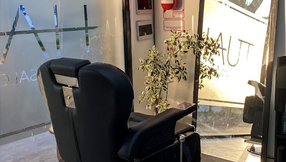 Haut Salon image 1