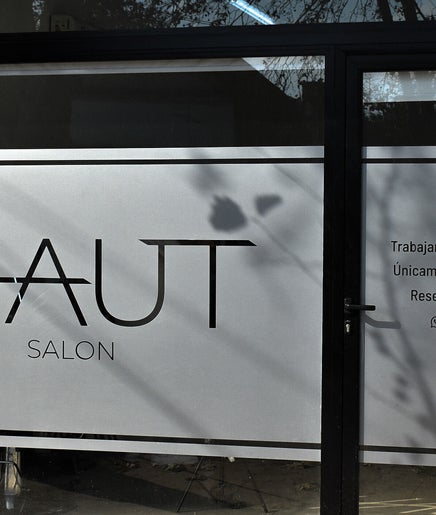 Haut Salon image 2