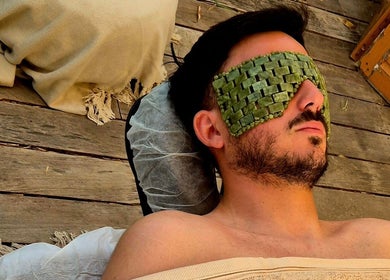 Homme avec masque de relaxation à A Temps Moi, Hyères, Provence-alpes-côte D'azur, FR.