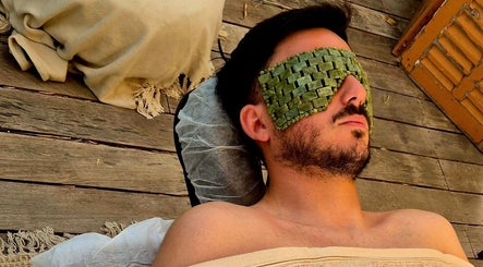 Homme avec masque de relaxation à A Temps Moi, Hyères, Provence-alpes-côte D'azur, FR.