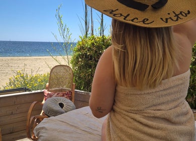 Femme en peignoir face à la mer chez A Temps Moi, Hyères, Provence-alpes-côte D'azur, FR.