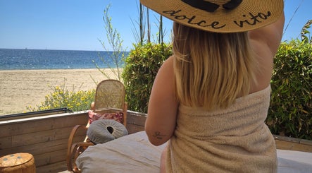 Femme en peignoir face à la mer chez A Temps Moi, Hyères, Provence-alpes-côte D'azur, FR.