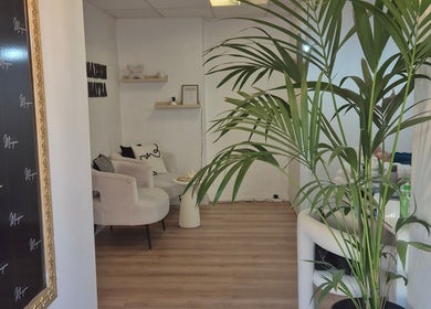 Intérieur élégant d'A Temps Moi à Hyères, Provence-alpes-côte D'azur, FR avec plantes et sièges confortables.